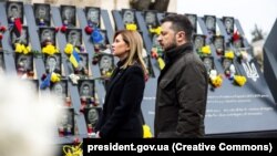 У День Героїв Небесної сотні президент України Володимир Зеленський і перша леді Олена Зеленська вшанували пам’ять активістів, які загинули під час Революції гідності у 2014 році. Київ, 20 лютого 2024 року 
