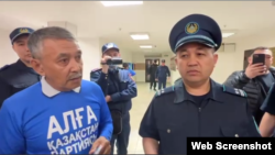 Амангельды Джахин (слева) и заместитель начальника управления полиции района Есиль Азамат Садыков