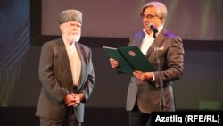 Васил Шәйхразиев Миңтимер Шәймиев котлавын укый