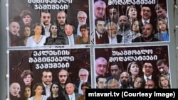Сегодня в Тбилиси появились плакаты с изображением представителей НПО, СМИ и оппозиции с надписью «предатели без родины» и «шпионы, матерящие церковь»