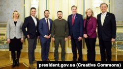 Президент України Володимир Зеленський під час зустрічі з двопартійною делегацією Палати представників Конгресу США на чолі з головою Постійного комітету Палати представників з питань розвідки Майком Тернером. Київ, 9 лютого 2024 року