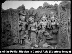 Когда-то эти фигуры украшали дворец.