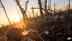 Бойцы 3-й штурмовой бригады ВСУ стреляют из пулемета в сторону российских позиций возле Андреевки, Донецкая область. Украина, 27 августа 2023 года