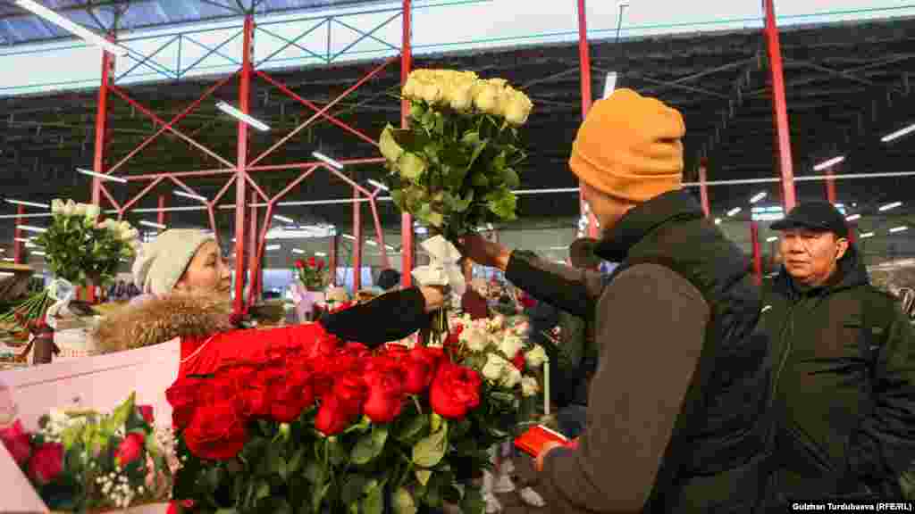 &nbsp;Гүл соодасы кызыган учур.