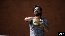 Салван Момика Стокгольмдогу мечиттин алдында Куран китебин тытып жатат. 28-июнь, 2023-жыл. Швеция.