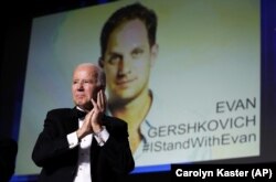 Президент США Джо Байден на тлі зображення ув’язненого журналіста Евана Гершковича під час зустрічі з журналістами у Білому домі. Вашингтон, 29 квітня 2023 року