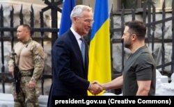 Президент України Володимир Зеленський і генсекретар НАТО Єнс Столтенберґ (ліворуч). Київ, 28 вересня 2023 року