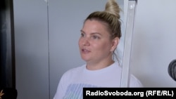 Євгенія, жителька Бучі. Її квартира зазнала руйнувань через бойові дії. Київська область, Буча, 19 липня 2023 року