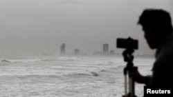 Чоловік знімає морські хвилі перед приходом шторму Біпарджой на пляжі Кліфтон у Карачі, Пакистан, 13 червня 2023 року