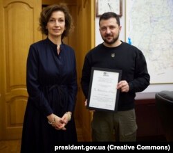 Президент України Володимир Зеленський і генеральна директорка ЮНЕСКО Одрі Азулє. Чернігів, 3 квітня 2023 року