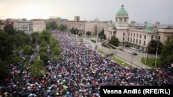 Това е четвъртият протест в Белград, провокиран от двете масови стрелби в началото на май