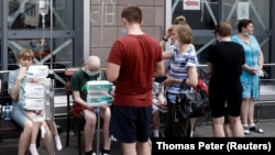 «Օխմադետ» հիվանդանոցի երեխաները հրթիռային հարվածներից հետո դրսում իրենց բուժումն են ստանում, 8-ը հուլիսի, 2024թ․