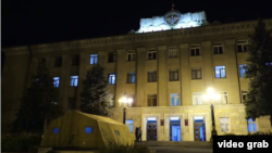 Палатка Араика Арутюняна перед президентской резиденцией в Степанакерте