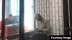 Адахан Мадумаров Биринчи Май райондук сотунда. Сүрөт адвокат Гуляна Убалиевадан алынды. 2-сентябрь, 2023. Бишкек.