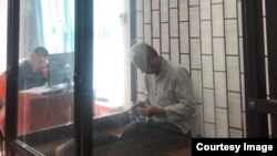 Адахан Мадумаровдун бөгөт чарасы каралып жаткан учур. 2-сентябрь, 2023-жыл. Бишкектин Биринчи  Май райондук соту. 