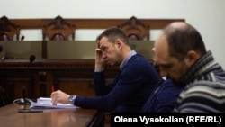 У невеликій залі апеляційного суду сторона обвинувачення і захисту збираються всього на 5 хвилин – узгодити з суддями дату наступного слухання