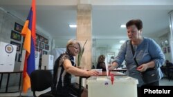 Armenia - A woman votes in a local election in Yerevan, September 17, 2023.