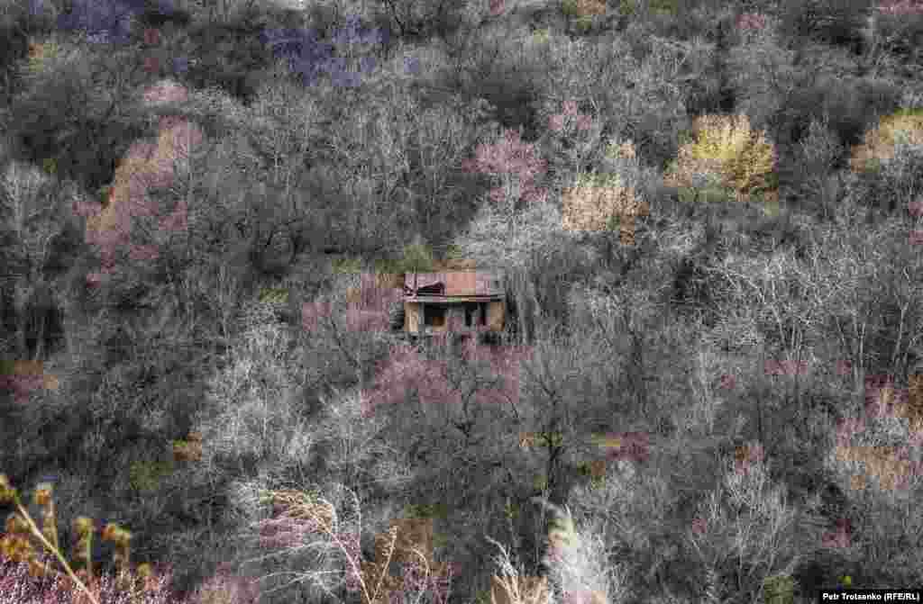 Көктөбенің етегіндегі саяжайда қаңырап тұрған ескі үй.