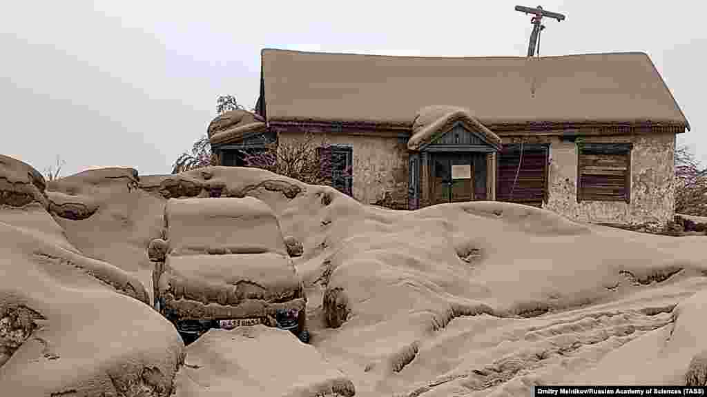 Слой вулканического пепла на земле, автомобилях и домах в населённом пункте Ключи после извержения вулкана Шивелуч, одного из крупнейших на Камчатке. Извержение зафиксировали утром 11 апреля 2023 года. Пепловый&nbsp;шлейф&nbsp;от&nbsp;вулкана протянулся на десятки километров. Ближайший населённый пункт Ключи расположен в 47 километрах к юго-западу от вулкана. Скриншот видео. Dmitry Melnikov/Russian Academy of Sciences/TASS&nbsp;