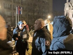 Учасник акції (праворуч) із символікою «Вагнера» на одязі