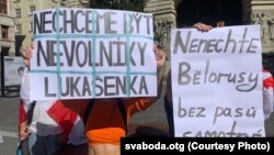 «Ня хочам быць нявольнікамі Лукашэнкі» — плякаты на акцыі беларускіх студэнтаў у Празе.