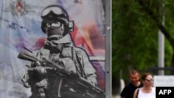 Rusiyanın Belqorod şəhərində müqaviləli hərbi xidmətin reklam lövhəsi