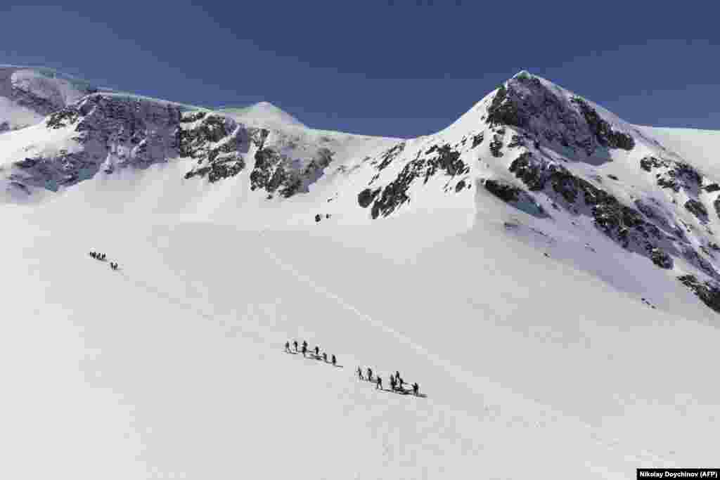 Волонтёры с санями в горном массиве Рила. Александрова, ещё одна участница восхождения в этот день, сказала: &laquo;Всё, что я могу сказать: это потрясающе. Слов не хватает&raquo;