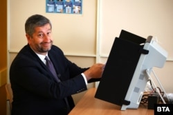 Христо Іванов віддає голос на позачергових парламентських виборах в червні 2024 року