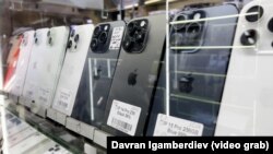 Телефоны на витрине в одном из торговых центров в Бишкеке.