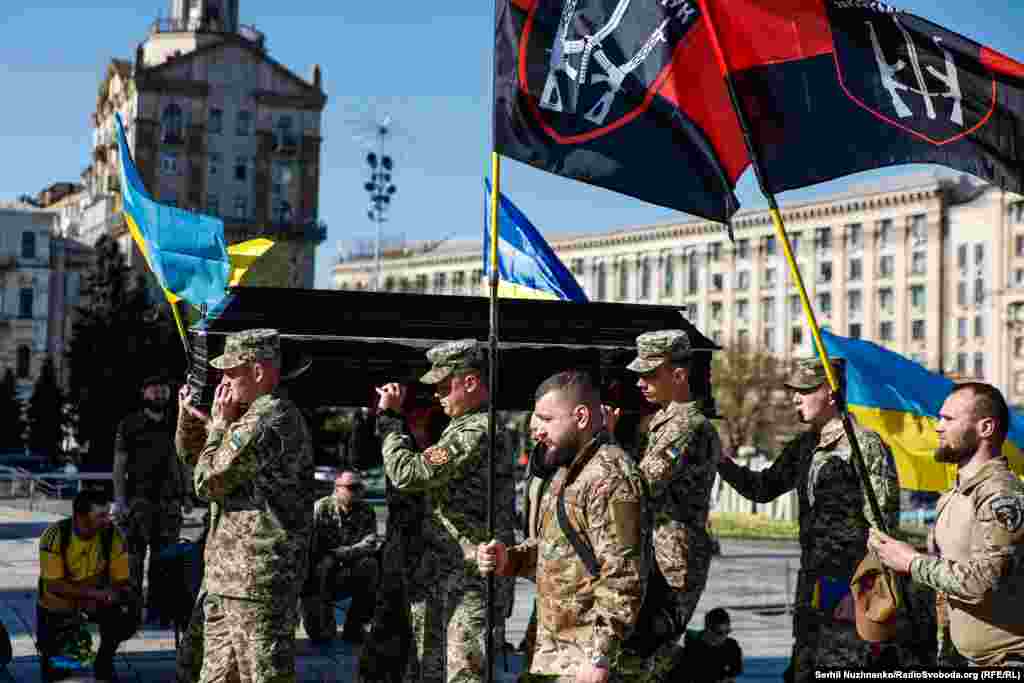 Прощання із загиблими військослужбовцями Сергієм Коновалом (позивний &laquo;Норд&raquo;) та Тарасом Петришиним (позивний &laquo;Химера&raquo;) на Майдані Незалежності в Києві. Увечері загиблих героїв зустрічає Тернопіль, а 10 квітня із ними попрощаються у Домі печалі, що на тернопільському Микулинецькому цвинтарі, де й відбудеться поховання