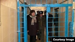 Акыйкатчы Жамиля Жаманбаева тергөө абактарын кыдыруу учурунда. Каракол. Ноябрь, 2023