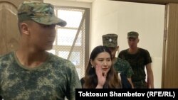 Бишкектин Ленин райондук сотунда жапырт камалган 11 журналисттин иши каралууда. Журналист Махабат Тажибек кызы.