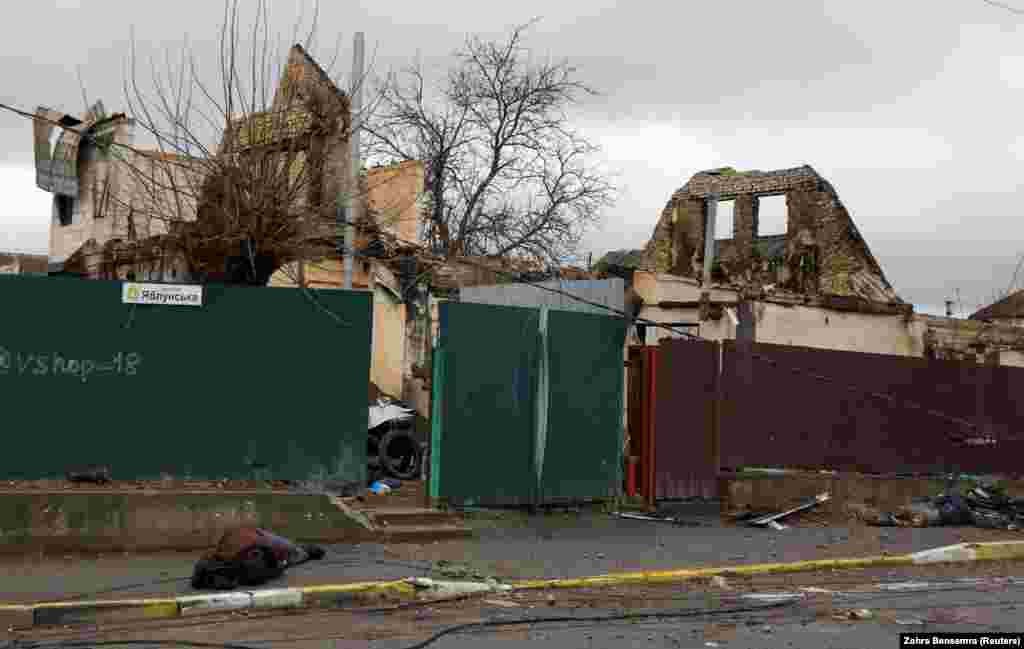 Ірина Фількіна загинула на вулиці Яблунській, довгій, нині сумнозвісній, вулиці на південній околиці Бучі, на якій лежали також інші тіла мирних жителів, деякі із зв&rsquo;язаними за спиною руками. Мер Бучі каже, що російські війська вбили 400 мирних жителів &nbsp;