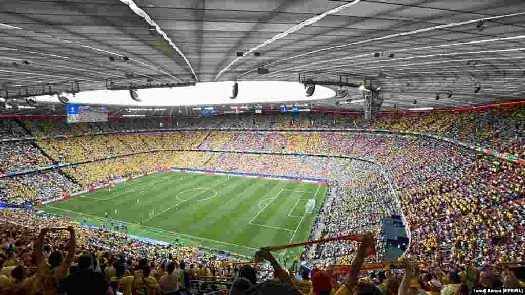 Pe lângă miile de suporteri români, la meciul de debut al echipei României au asistat și mulți politicieni.