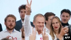 Голова блоку «Громадянська коаліція» Дональд Туск звертається до прихильників у штаб-квартирі партії у Варшаві, Польща, 15 жовтня 2023 року