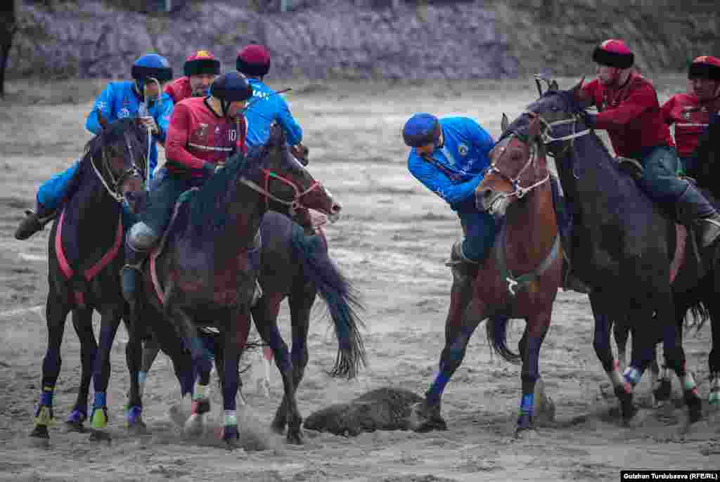 &quot;Оюн аябай оор болду. Өткөндө тайпалык оюнда утулган элек. Бүгүн утуп алдык. Эң башкысы финалдык беттеште эч ким жараат албады. Балдар аман, аттарыбыз аман&quot;, - деди &quot;Ынтымак&quot; командасынын оюнчусу Өмүрбек Эсен уулу.&nbsp;