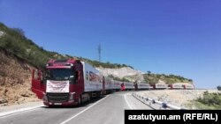 Армениянын жолдо токтоп турган гуманитардык жардам кербени.