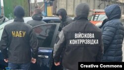 ماموران امنیتی اوکراین در حال بازداشت یکی از مقام‌های محلی در شهر ترنوپیل؛ مارس ۲۰۲۴