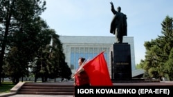 Памятник Ленина на Старой площади в Бишкеке. 