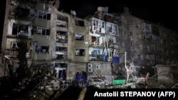 Рятувальники на місці ураженого російськими ракетами житлового будинку. Покровськ, 7 серпня 2023 року