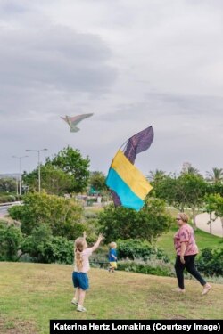 За спостереженнями волонтерки, найбільше біженці чекають на зустрічі та свята, коли можуть провести час у колі своїх