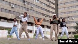 از انتشار ویدئوی رقص این پنج دختر جوان در شبکه‌های اجتماعی بسیار استقبال شد