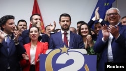 Яков Милатович (в средата) дава първото си изявление като избран за президент на Черна гора в щаба си в неделя вечерта.