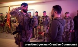 Президент України Володимир Зеленський з нагоди Дня морської піхоти відвідав передові позиції ЗСУ в смузі оборони Вугледар – Мар’їнка на Донеччині, 23 травня 2023 року