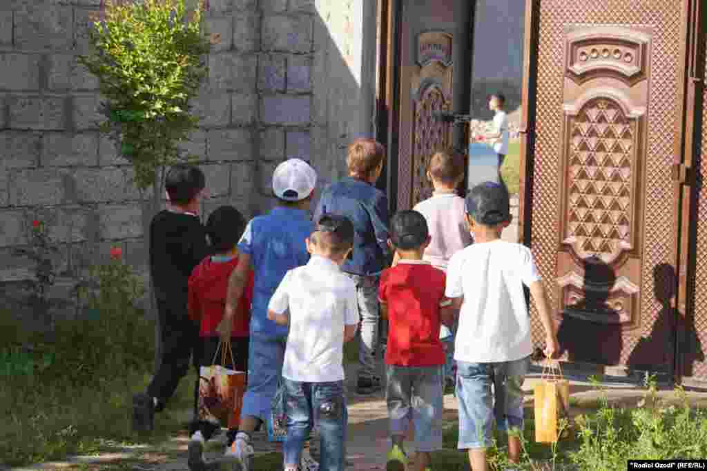 &quot;Идгардак&quot; - праздничные детские гуляния в Иди Рамазан, Куляб, 21 апреля 2023 года&nbsp;