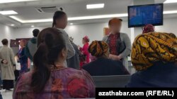 Aşgabat halkara aeroportundaky zallaryň birinde garaşýan ýolagçylar (Illýustrasiýa suraty)