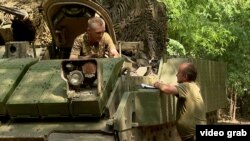 Бійці обговорюють несправності БМП