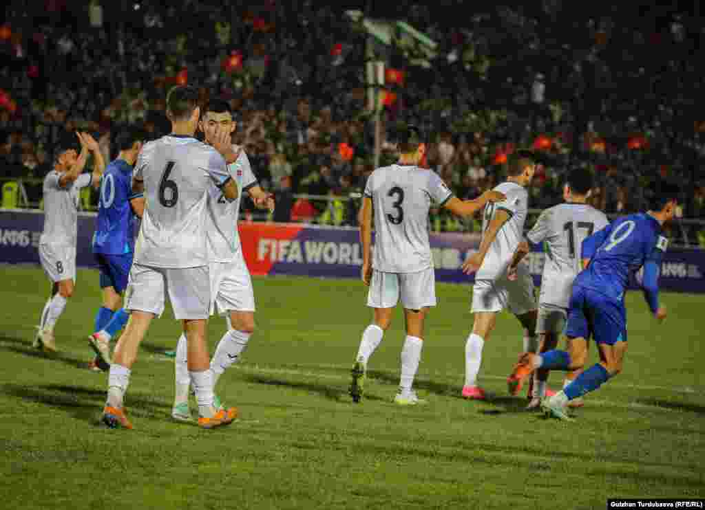 Кыргызстандын футбол боюнча курама командасы Эл аралык футбол федерациясынын (ФИФА) кезектеги рейтингинде алты тепкичке артка кетип, 104-орунду ээледи. Буга чейин &ldquo;акшумкарлар&rdquo; ФИФАнын соңку рейтингинде 98-орунда болчу.&nbsp;