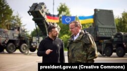 Архівна світлина. Президент України Володимир Зеленський і міністр оборони ФРН Борис Пісторіус (праворуч) під час відвідин 21-ї зенітно-ракетної групи в місті Заніц, де українські військові тренуються для роботи на ЗРК Patriot, 12 червня 2024 року