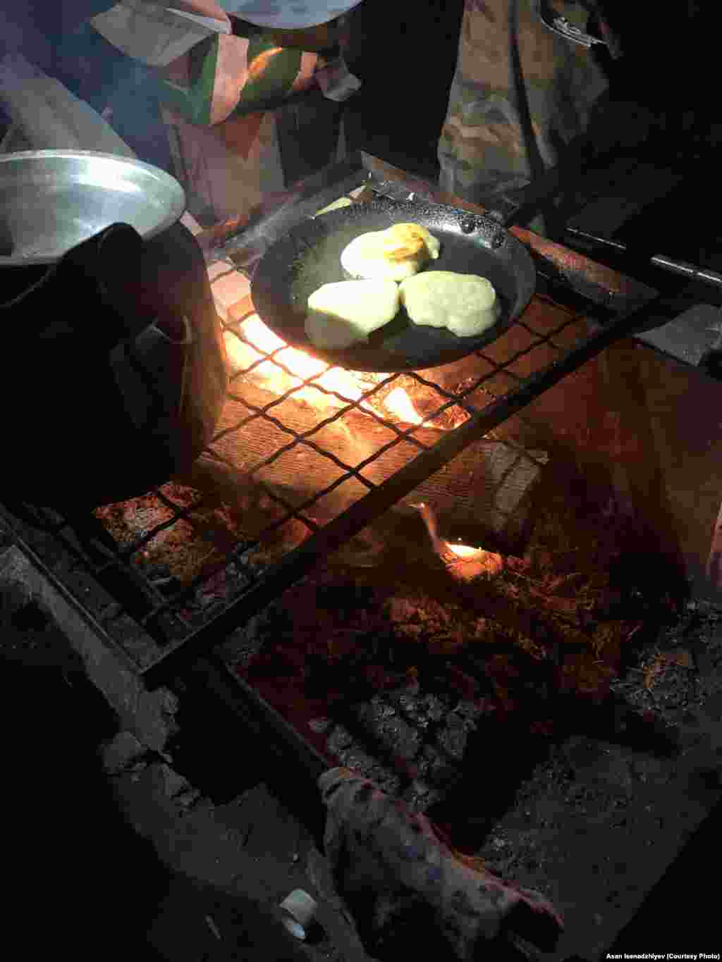 Azovstalde Merkeziy bomba sığınağı, 2022 senesi. Arbiyler un ve suvdan çırlama pişire. &quot;Özümiz içün bayram yaptıq&quot;, &mdash; dep hatırlay Asan İsenaciyev